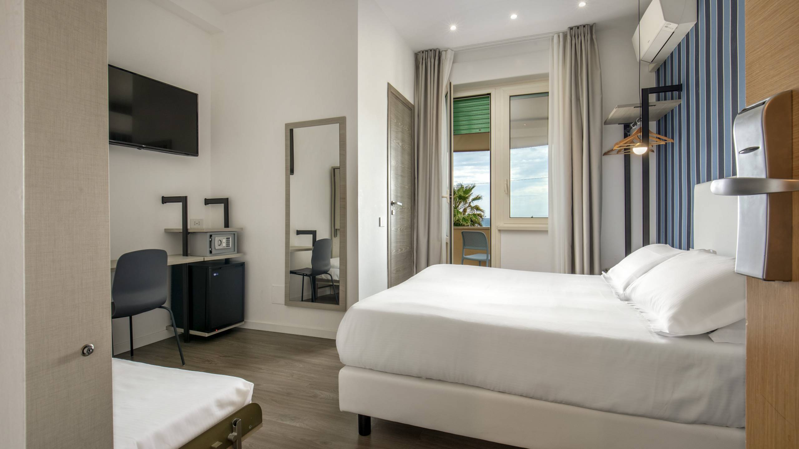 Hotel-La-Scaletta-Ostia-Triple-Room-with-view-7